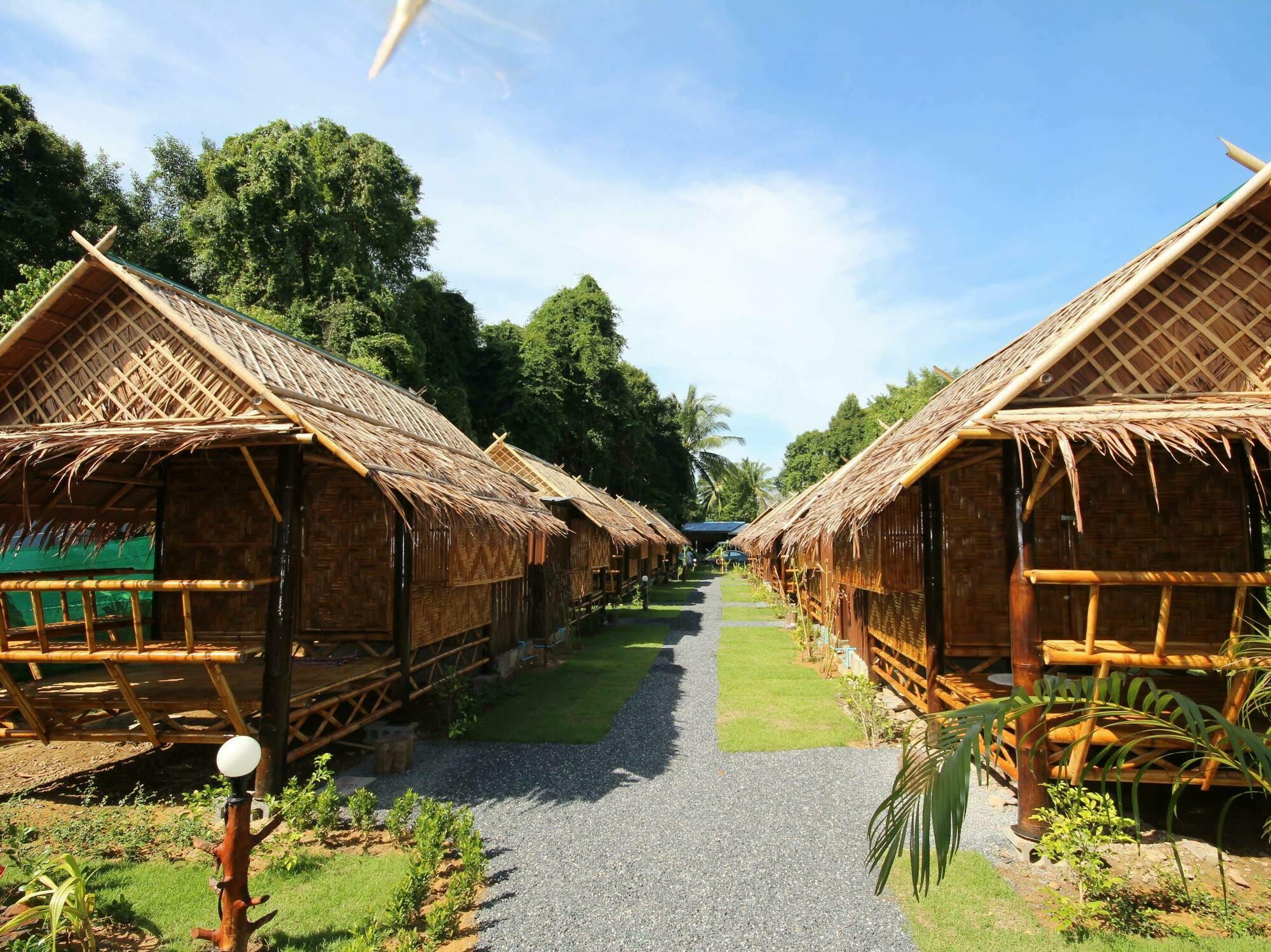 Phuhaya Bamboo Bungalows Ko Lanta エクステリア 写真
